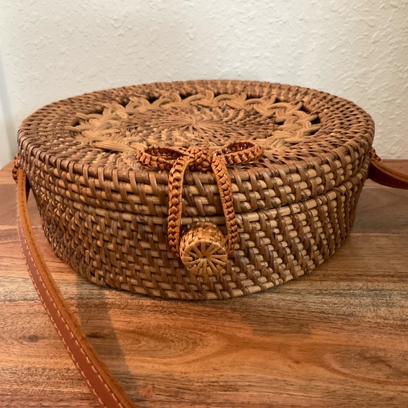 Featured on Good Morning America, 100% Hand Woven Rattan Bag w/Leather, Like New - Picture 4 of 11